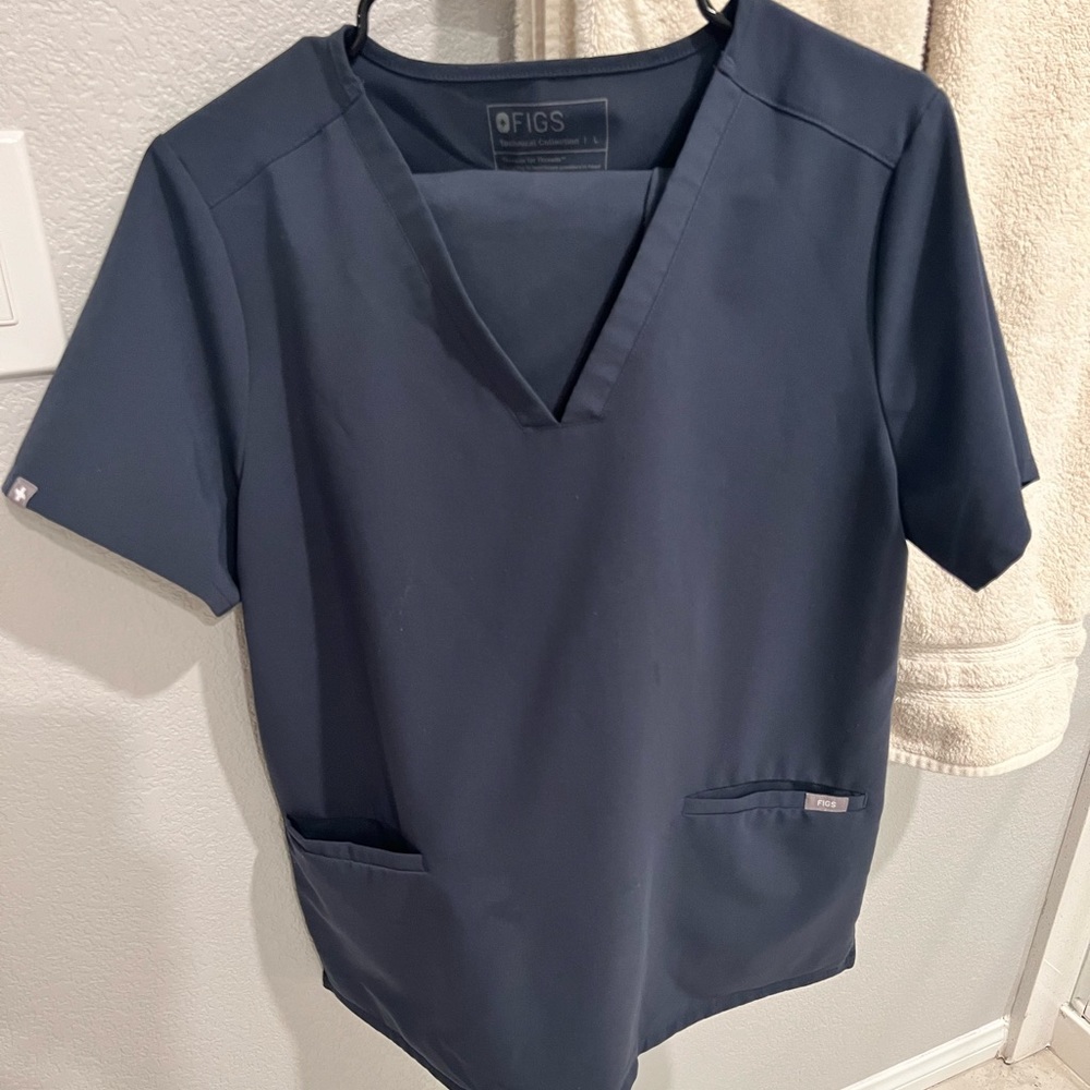 Catarina Top, Zamora joggers
1 casma 3 pocket Top 
NWT for blue!